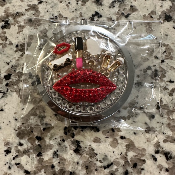 GLITZ AND GLAM FOLDABLE POCKETS MIRROR. - Picture 4 of 7